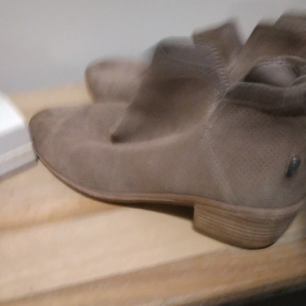 Stylish Tan Ankle Booties - Picture 5 of 7